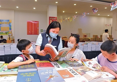 中国邮政报:让图书和邮品陪孩子成长